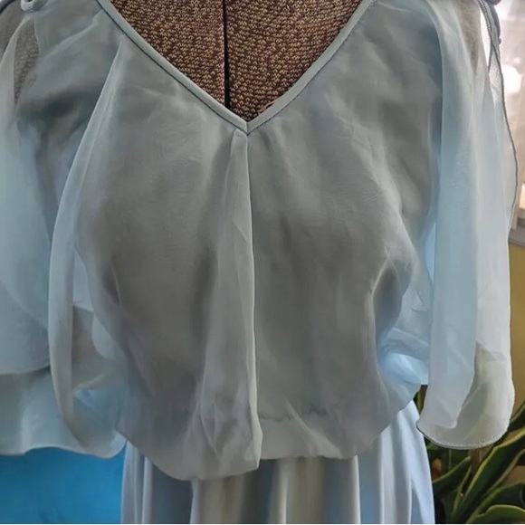 🥰🎁SOLD🎉👍Vintage 1970s Pale blue gown sheer overlay butterfly sleeves. US8. - Picture 3 of 8
